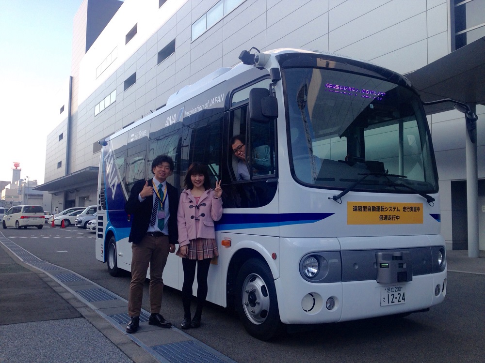 SBドライブ 佐治さん　三堀さん　高町咲衣 IoT女子さき 自動運転バスと集合記念写真！